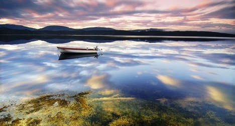 Красивый пейзаж, рыбацкая лодка на гладком как зеркало озере
